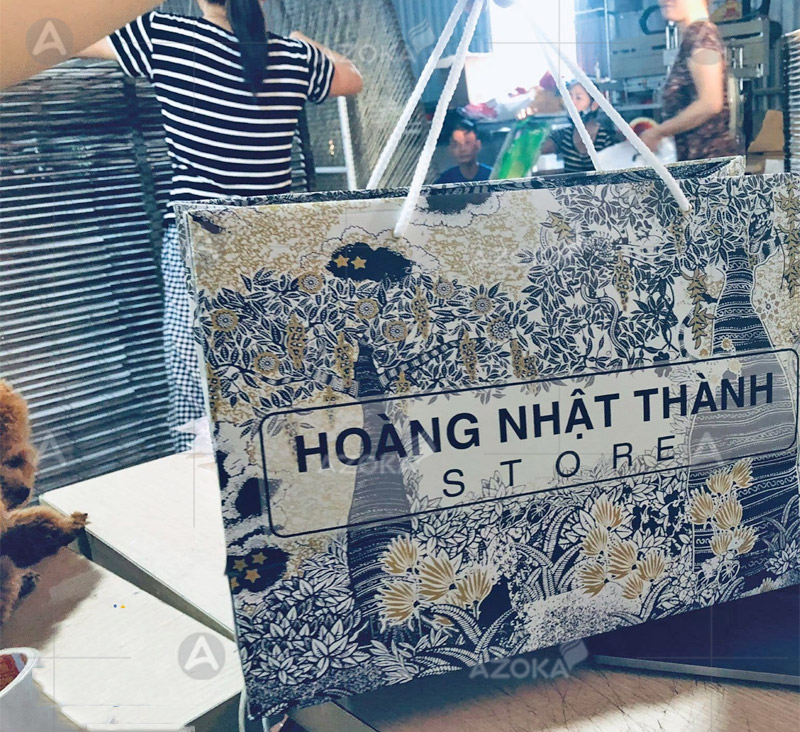 Túi giấy đựng quần áo ấn tượng cho shop Hoàng Nhật Thành Store