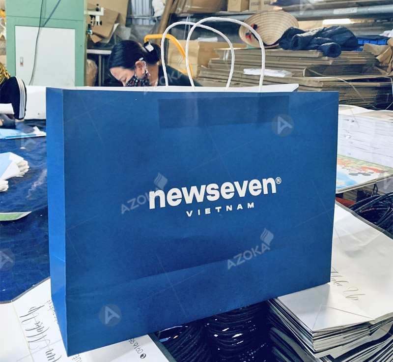 Azoka tự hào khi được hợp tác in túi đựng quà với đối tác newsen VietNam