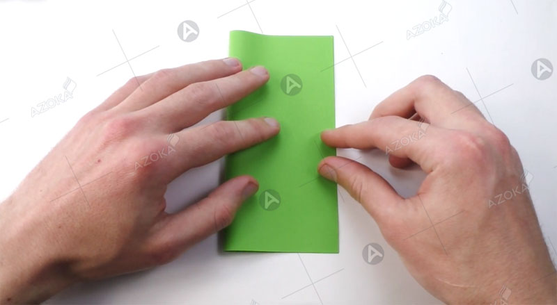 Cách gấp hộp giấy đựng quà hình kẹo bước 1
