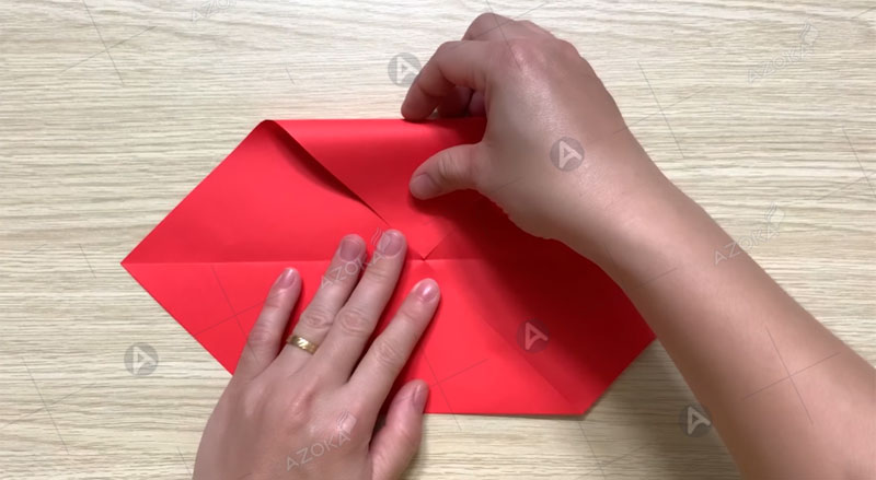 Thực hiện tạo các nếp gấp cho tờ giấy làm hộp giấy hình trái tim bước 3