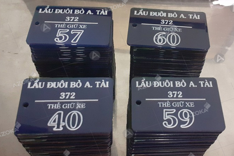 Mẫu thẻ nhựa giữ xe có thể treo. móc