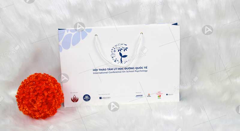 Mẫu túi giấy đựng quà đẹp với thiết kế ấn tượng do Azoka thiết kế